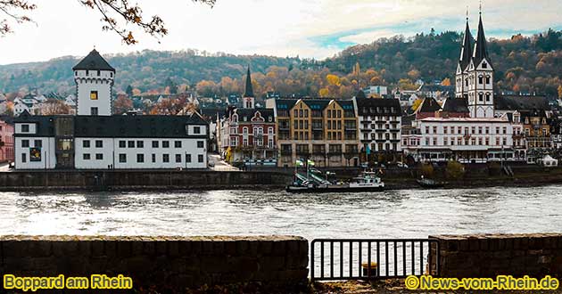 Rheinufer an der Rheinfähre in Boppard am Rhein mit der Severuskirche und der Kurfürstlichen Burg.